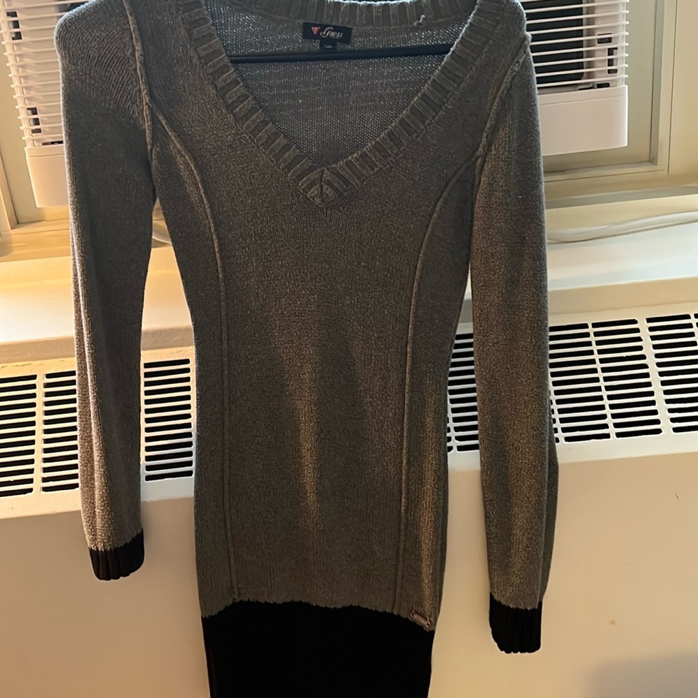 GUESS V-NECK SWEATER